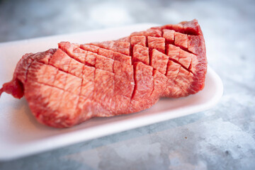 トレイに入ったジューシーな高級焼肉黒毛和牛【厚切り牛タン】精肉