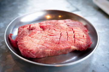 トレイに入ったジューシーな高級焼肉【厚切り牛タン】精肉