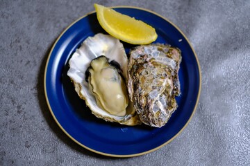 殻付き牡蠣とレモン