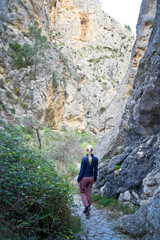a young woman is walking in the baranco der Cint 