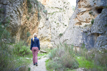Obraz premium a young woman is walking in the baranco der Cint 