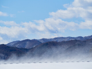 2月（冬） 味噌川ダム天端で発生した、強風による雪煙を貯水池側から見る 長野県