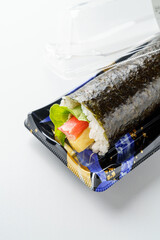 パックに入った巻き寿司