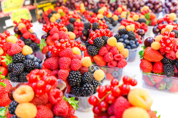 市場に並ぶ新鮮なフルーツ