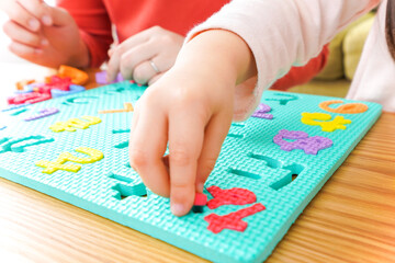 Fototapeta premium 家で勉強をする親子