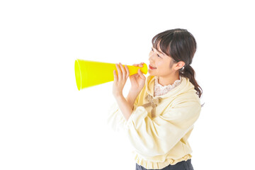 応援をする若い女性