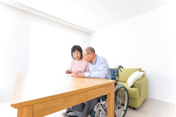 Obraz premium 契約をする高齢の夫婦