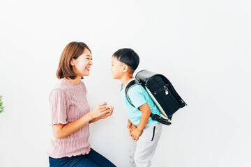 家でお母さんと話す小学生の男の子