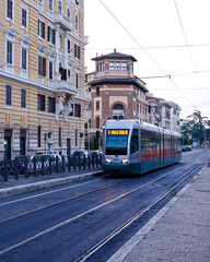 Fototapeta na wymiar ローマ市内を走るトラム（V.Le Regina Margherita/Nomentana）