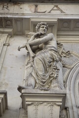 Fototapeta na wymiar Statue sur façade à Paris. France