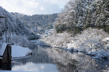 Fototapeta premium 雪と渓流