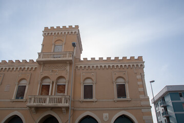Fototapeta premium Bari, Villa Rosa facciata laterale con torre, Sud, Puglia, Italia, San Francesco, Spiaggia, stile architettura Fiera de levante.