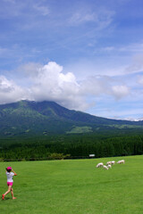 熊本の牧場にて阿蘇山を望む夏の昼下がり