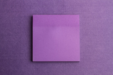 Hojas de notas post it adhesivas cuadradas sobre fondo violeta liso y aislado. Vista superior y de cerca. Copy space. Concepto:  Color del año 2022  Very peri.