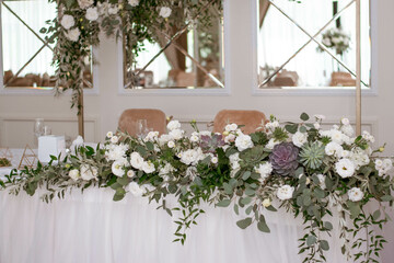 Fototapeta na wymiar Main table at a wedding reception with beautiful fresh flowers