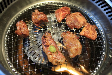 無煙ロースターで焼く黒毛和牛焼肉