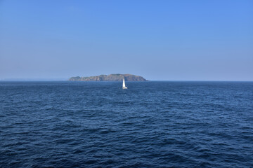 洋上から望む地内島とヨット、フェリーからの眺望