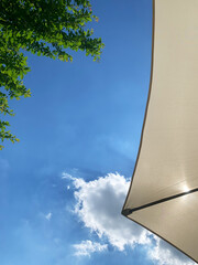 Sommertag in der Natur unterm Sonnenschirm