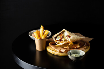Pita bread withmeat sauce pommes fri