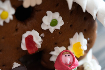 Lebkuchenhaus - Verziert mit Zuckerguss und verschiedenen Dekor - Figuren