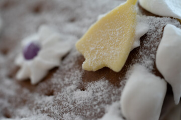 Lebkuchenhaus - Verziert mit Zuckerguss und verschiedenen Dekor - Figuren