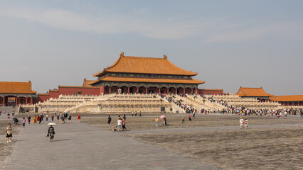 Eine große weiße Marmortreppe führt in der verbotenen Stadt in Peking, hinauf zu einem...