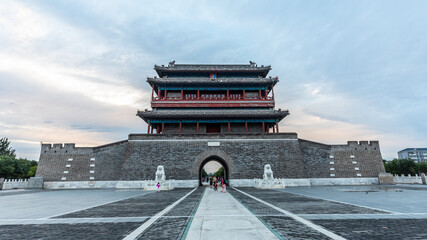 Das große Eingangstor Yongding an der Südseite Pekings überragt alle umliegenden Gebäude und zeichnet sich durch den traditionell chinesischen Baustil aus. © Hendrik
