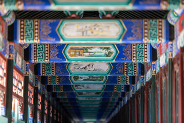 Blau verzierte Holzbalken mit traditionell chinesischen Verzierungen des Sommerpalastes in Peking