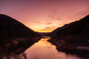 夜明け間近の滝沢ダム