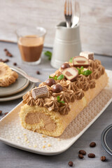 Wiener Biskuitrolle mit Kaffeecreme hoch