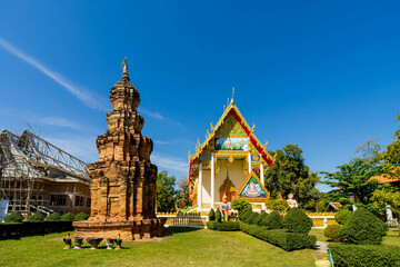 Obraz premium SISAKET, THAILAND - December 16, 2021: Tourists visit Prasat Ban Muang Chan is architecture. Culture from Cambodia, Hinduism, built by sandstone and laterite in Sisaket of Thailand.