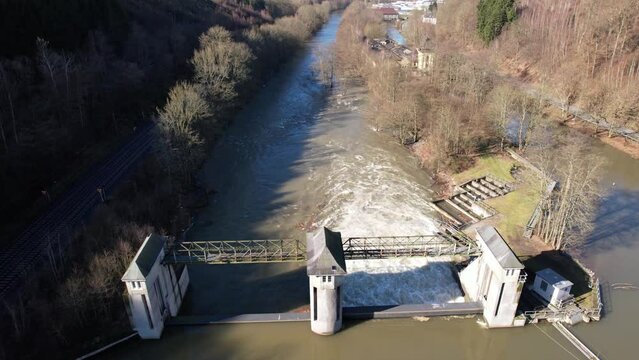 Stauwehr der Wasserkraftwerk Wilhelmsthal - Lennestau, Obergraben zwischen Werdohl und Altena