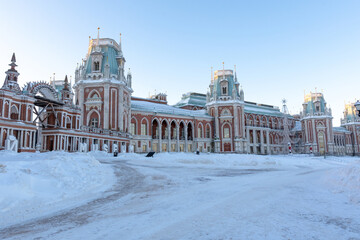 Fototapeta na wymiar view of the main palace in the Tsaritsyno museum on a winter day
