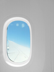 航空機の窓から見える空