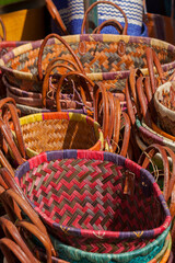 Marktstand mit bunten Taschen