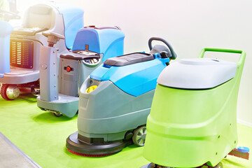 Compact scrubber drier machines
