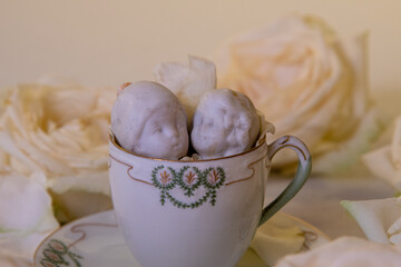 porzellanfiguren als stillleben hochzeit heirat
