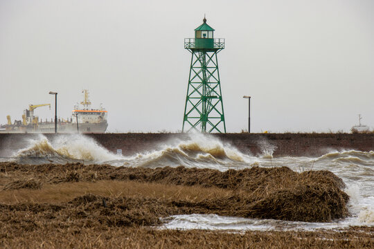 Bremerhaven, Geestemole, Sturm, Sturmflut Leuchtturm, Seezeichen, Treibsel, Hafeneinfahrt, Weser, Nordsee