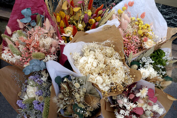 Bouquets multicolores de fleurs séchées