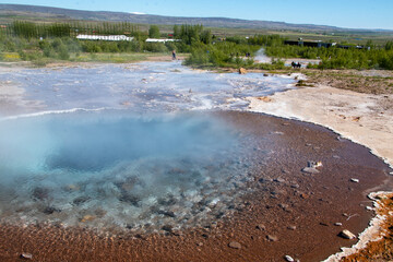 Das Hochtemperatur System Haukadalur auf Island weist eine Vielzahl von heißen Quellen auf und die Geysire, den Großen Geysir und Strokkur.