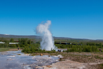 Das Hochtemperatur System Haukadalur auf Island weist eine Vielzahl von heißen Quellen auf und die Geysire, den Großen Geysir und Strokkur.