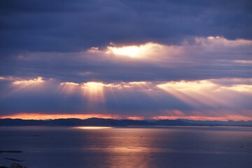 Angel's ladder is a phenomenon in which when the sun is hidden in clouds, light leaks from the gaps or edges of the clouds, and the pillars of light rays radiate down to the ground. 
