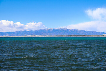 冬の江ノ島からの絶景　茅ケ崎海岸越しの丹沢山系