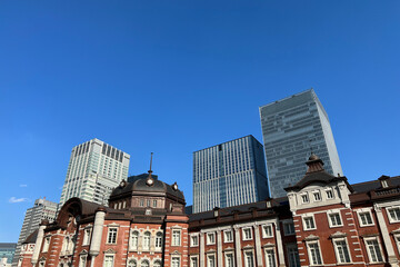 Fototapeta na wymiar 東京駅丸の内駅舎とオフィスビル