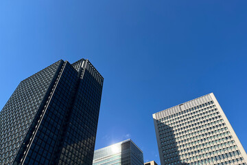 Fototapeta na wymiar 青空に向かうオフィスビル。東京・丸の内