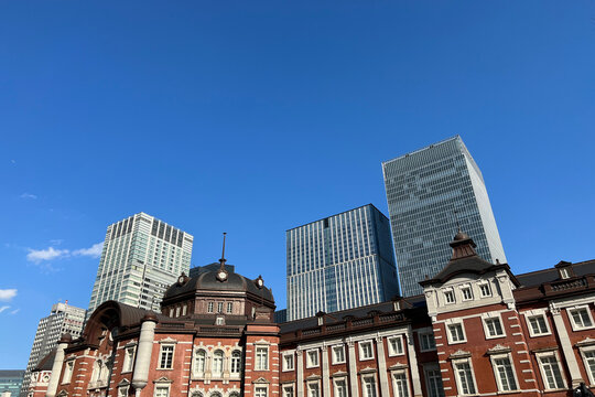 東京駅丸の内駅舎とオフィス街