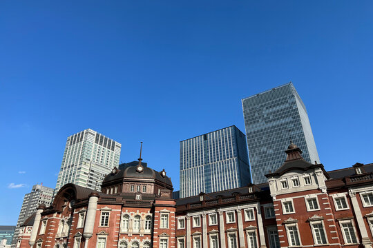 東京駅丸の内駅舎とオフィスビル
