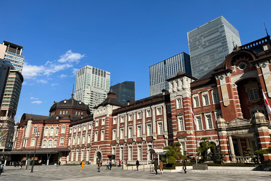 東京駅丸の内駅舎と超高層ビル