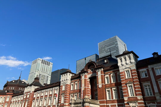 東京駅丸の内駅舎とオフォス街