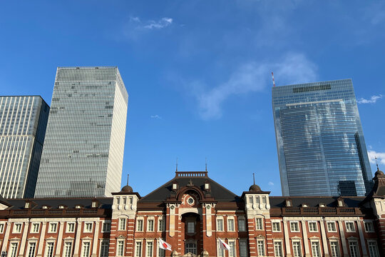東京駅丸の内駅舎と超高層ビル